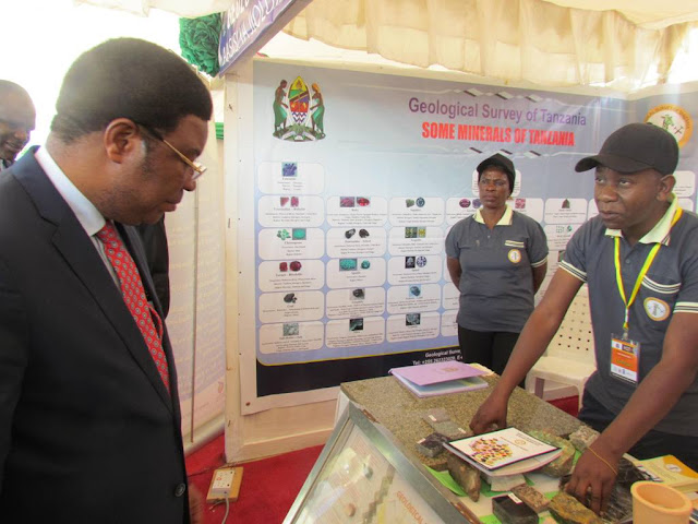 WAZIRI MKUU ATEMBELEA BANDA LA MAONESHO LA TAASISI LA UTAFITI WA MADINI TANZANIA(GST)