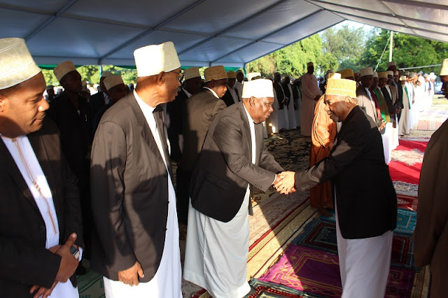 RAIS WA ZANZIBAR DK. SHEIN ASHIRIKI KATIKA SWALAH YA EID FITR KWENYE VIWANJA VYA MAISARA SULEIMAN, MJINI UNGUJA