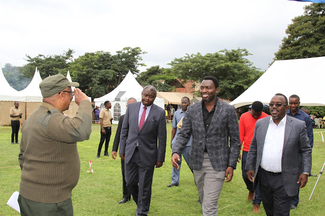TANAPA WAKABIDHI TUZO ILIYOSHINDA HIFADHI YA TAIFA YA SERENGETI KWA WAZIRI KIGWANGALLA