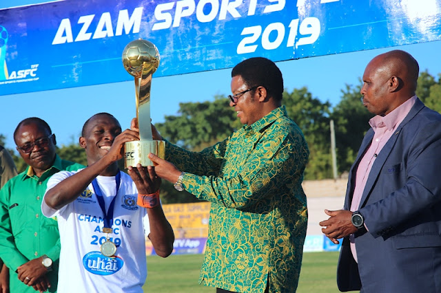 MAJALIWA AIKABIDHI AZAM KOMBE LA UBINGWA WA KOMBE LA SHIRIKISHO LA AZAM