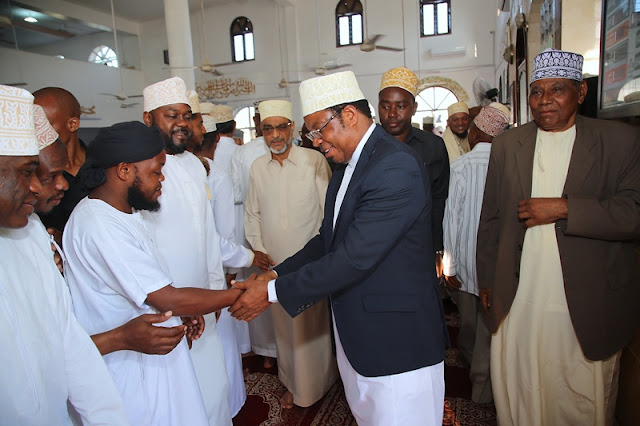 WAZIRI MKUU KASIM MAJALIWA ASHIRIKI SWALA YA EID EL FITR MSIKITI WA ANWAR MSASANI JIJINI DAR ES SALAAM.