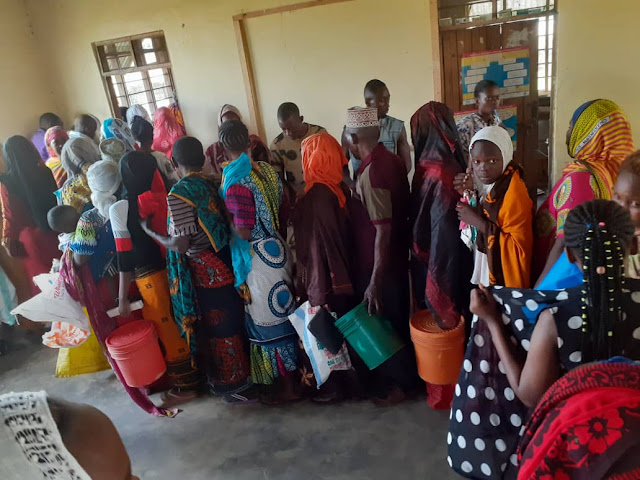 DIWANI MSOPHE ATOA MSAADA WA VYAKULA,SABUNI NA MADAFTARI KWA MAKUNDI YENYE UHITAJI KIPUNGUNI