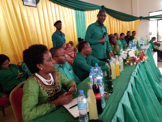 KATIBU MKUU CCM AFANYA MAZUNGUMZO NA VIONGOZI NA WANACHAMA