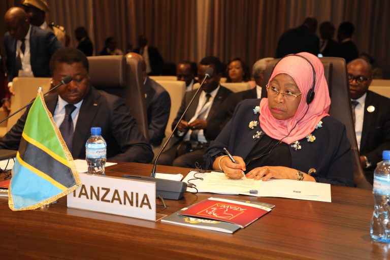 MAKAMU WA RAIS AHUDHURIA MKUTANO WA 12 WA DHARURA WA WAKUU WA NCHI