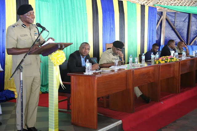 IGP SIRRO AKUTANA NA WATUMISHI RAIA NA KUFANYA TATHIMINI YA UTENDAJI WA MWAKA JANA NDANI YA JESHI LA POLISI MKOA WA DAR ES SALAAM