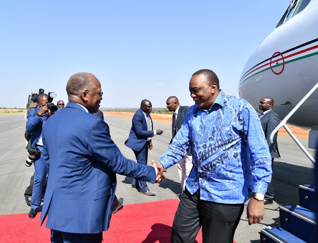 RAIS WA KENYA UHURU KENYATTA AWASILI CHATO MKOANI GEITA NA KUPOKEWA NA MWENYEJI WAKE RAIS DKT. MAGUFULI KATIKA ZIARA YAKE BINAFSI YA SIKU MBILI
