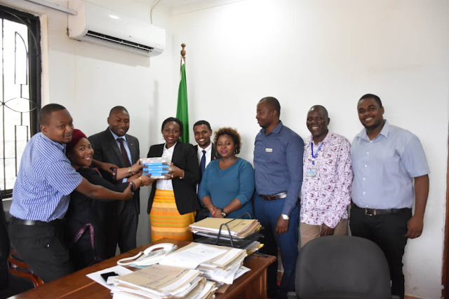 MKUU WA WILAYA AIPONGEZA UBA TANZANIA KWA KUGAWA VITABU ZAIDI YA 1,500 KWA SHULE ZA SEKONDARI KATIKA WILAYA YA KIGAMBONI