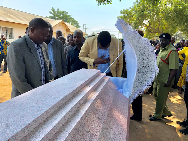 WAZIRI MPINA AONGOZA WAOMBOLEZAJI KUUAGA MWILI WA AFISA UVUVI UKEREWE.