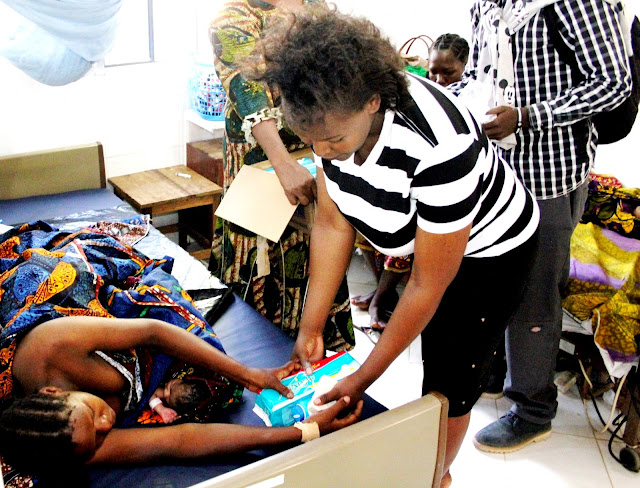 MWANAHABARI ASHEHEREKEA ‘BESDEI’ KWA KUWAPA ZAWADI AKINA MAMA WALIOJIFUNGUA HOSPITALI YA MKOA WA SHINYANGA