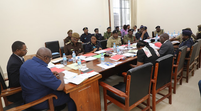 WAZIRI LUGOLA AONGOZA KIKAO CHA TUME YA UTUMISHI WA POLISI, UHAMIAJI NA MAGEREZA JIJINI DODOMA