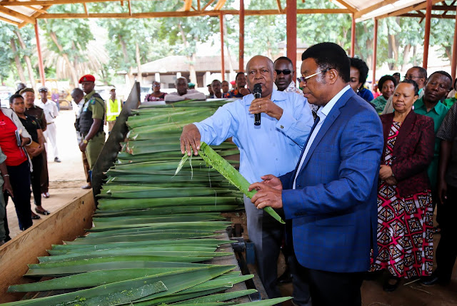 WAZIRI MKUU ATEMBELEA SHAMBA LA KATANI LA HASSAN SISAL ESTATE MAKANYA