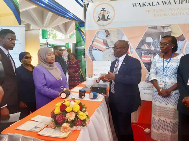 MAKAMU WA RAIS SAMIA SULUHU ATEMBELEA BANDA LA WAKALA WA VIPIMO MAONESHO YA SABASABA JIJINI DAR ES SALAAM