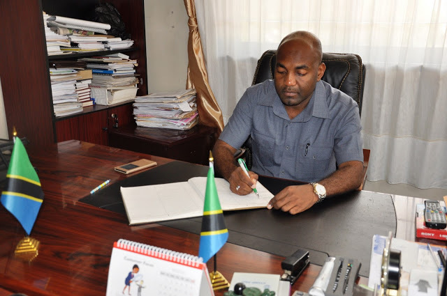NAIBU WAZIRI MAMBO YA NDANI AAGIZA WANAOSAMBAZA PICHA ZA MAREHEMU MITANDAONI WAKAMATWE