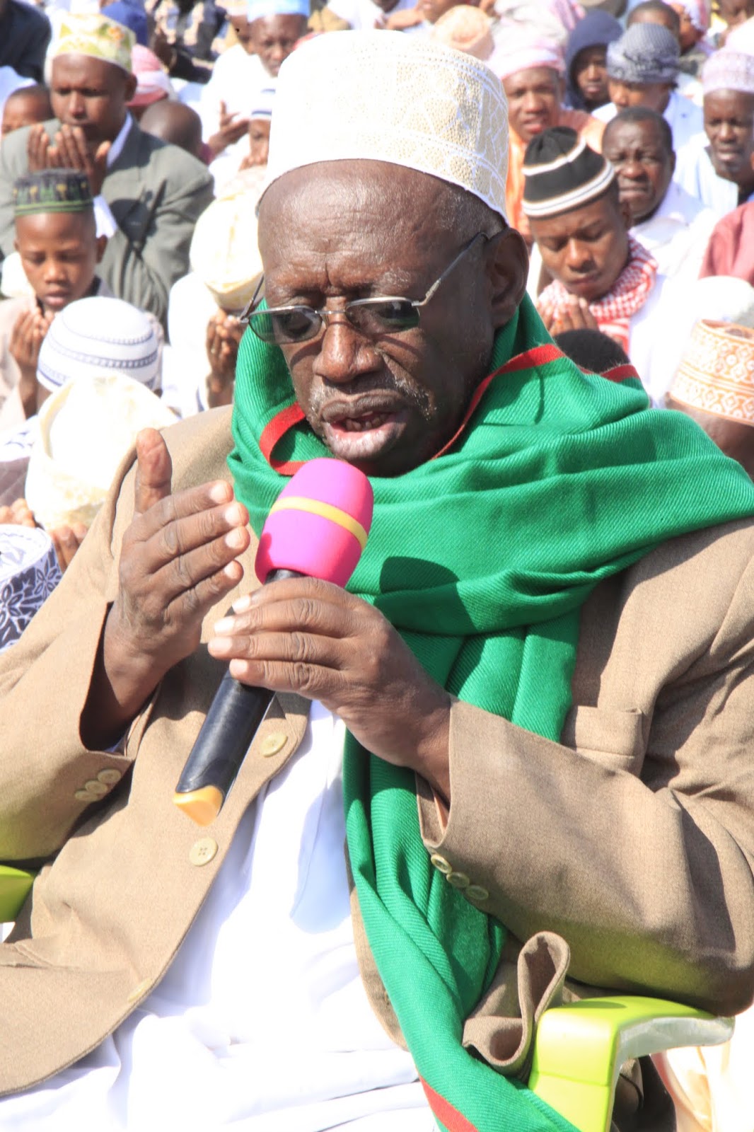 BAKWATA SINGIDA WAMPA POLE RAIS MAGUFULI KATIKA SWALA YA EID AL-HAJI
