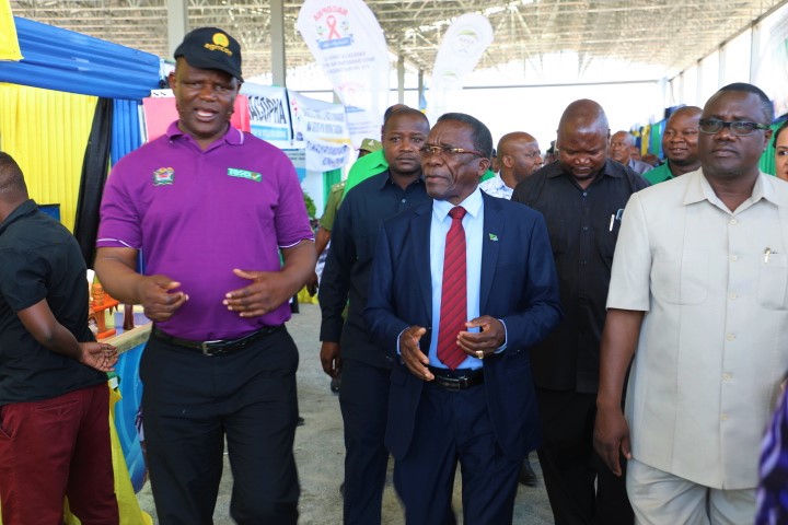 WAFANYABIASHARA WEKEZENI KWENYE VIWANDA VYA MAFUTA YA KULA NA SUKARI-MHE HASUNGA