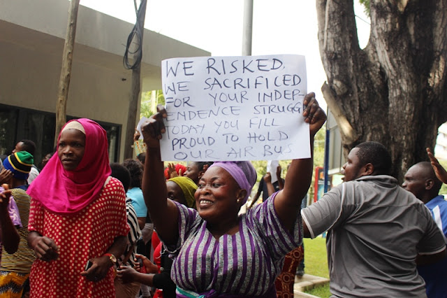 WANANCHI DAR WAANDAMANA UBALOZI WA AFRIKA KUSINI ULIOPO TANZANIA KUISHINIKIZA SERIKALI YA NCHI HIYO KUIACHIA HARAKA NDEGE WANAYOISHIKILIA, POLISI WAIMARISHA ULINZI