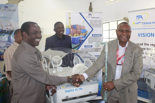 TPA YAKABIDHI MASHINE MBILI KWA AJILI YA KUHIFADHI WATOTO NJITI KWENYE HOSPITALI YA RUFAA YA BOMBO ZENYE THAMANI YA MILIONI 25