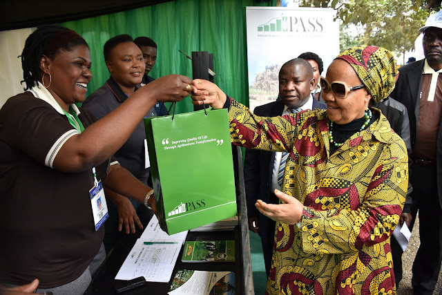 TAASISI YA PASS YAMVUTIA MKUU WA MKOA KILIMANJARO KWENYE MAONESHO YA NANENANE ARUSHA