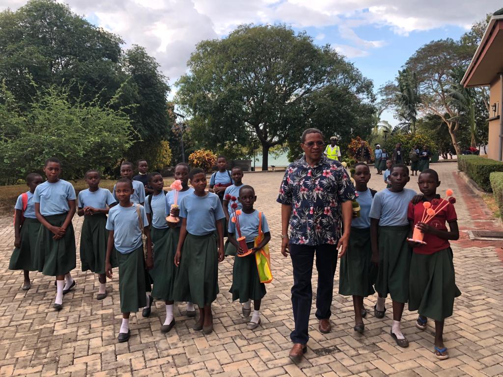 JK APATA UGENI MZITO YA WAWANAFUNZI TOKA SHULE YA MSINGI YA MSOGA ALIYOSOMA UTOTONI