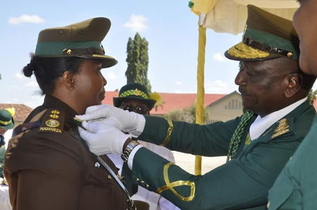 KAMISHNA JENERALI WA MAGEREZA, PHAUSTINE KASIKE AWAVISHA VYEO MAAFISA MAGEREZA WA MKOA WA DAR ES SALAAM NA PWANI WALIOPANDISHWA VYEO HIVI KARIBUNI