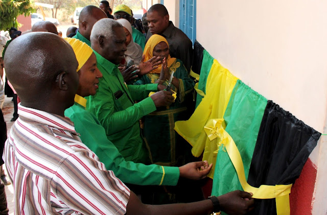 ZIARA YA MAKAMU WA PILI WA RAIS ZANZIBAR BALOZI SEIF YAJA NA NEEMA KWA WAKULIMA WA TUMBAKU KAHAMA