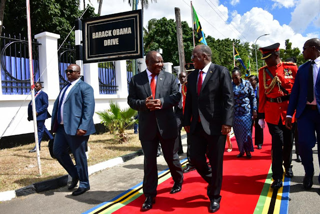 RAIS DKT MAGUFULI AMPOKEA MGENI WAKE RAIS RAMAPHOSA IKULU JIJINI DAR LEO.