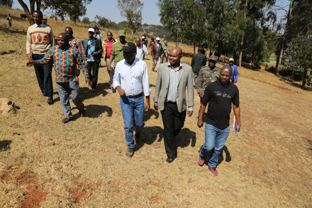 Waziri Mbarawa afanya ziara Mbulu, awaahidi wananchi kumaliza tatizo la Maji
