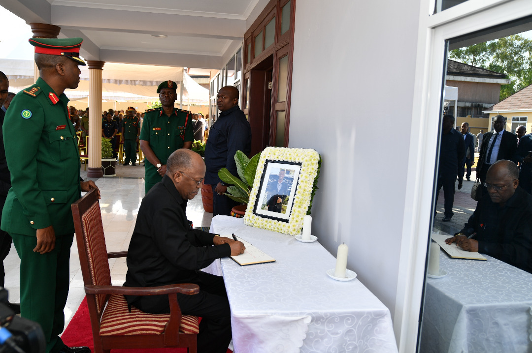 RAIS MAGUFULI AMPA POLE MKUU WA MAJESHI YA ULINZI TANZNIA JENERALI VENANCE MABEYO KWA KUFIWA NA MTOTO WAKE NELSON MABEYO