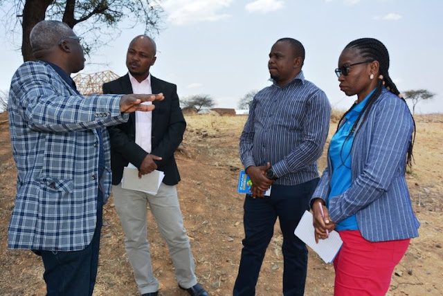 KATIBU MKUU MWAKALINGA AMKALIA KOONI MKANDARASI