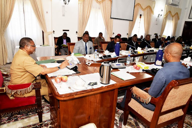 RAIS WA ZANZIBAR DKT.SHEIN AZUNGUMZA NA UONGOZI WA OFISI YA RAIS NA MWENEKITI WA BARAZA LA MAPINDUZI