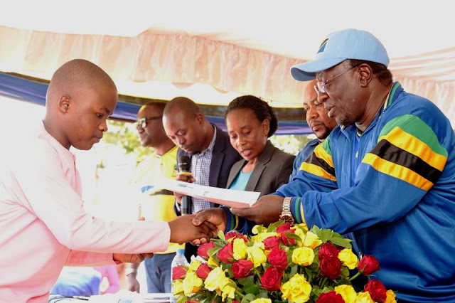 MWAKYEMBE ANOGESHA MAHAFALI YA DARASA LA SABA SHULE ZA BETHEL MISSION UBUNGO NA MSAKUZI,AAHIDI WIZARA YAKE KUIPIGA JEKI YA SH. MILIONI 5 UJENZI BWALO LA WANAFUNZI