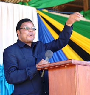 WAZIRI MKUU AWASIMAMISHA KAZI WATUMISHI SABA
