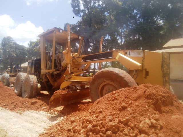 BARABARA YA KIVULE YAANZA KUJENGWA BAADA YA RC MAKONDA KUWASWEKA LUPANGO WAKANDARASI