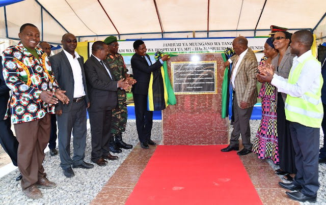 RAIS DKT. MAGUFULI AWEKA JIWE LA MSINGI UJENZI WA HOSPITALI YA HALMASHAURI YA MJI WA TUNDUMA PAMOJA NA UJENZI WA BARABARA YA MPEMBA-ISONGOLE KM 50.3 TUNDUMA MKOANI SONGWE