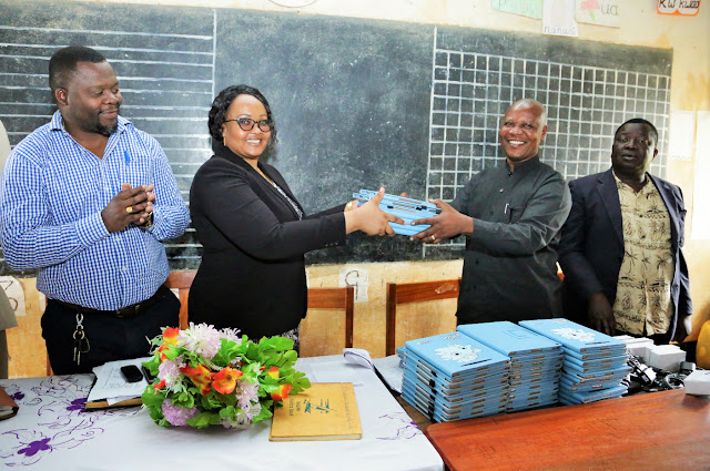 Kilindi yaingia mradi wa Xprize Unesco yakabidhiwa vishikwambi 64