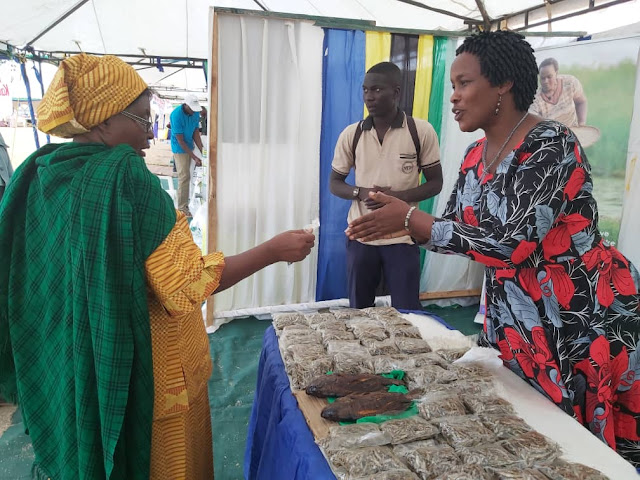 RC SINGIDA AKUTANA NA MAMA MASHUJAA WA CHAKULA WA OXFAM KATIKA MAONESHO YA CHAKULA
