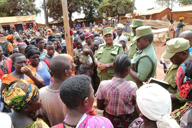 KAMISHNA WA POLISI LIBERATUS SABAS AKISIKILIZA KERO NA MALALAMIKO YA WANANCHI KASULU