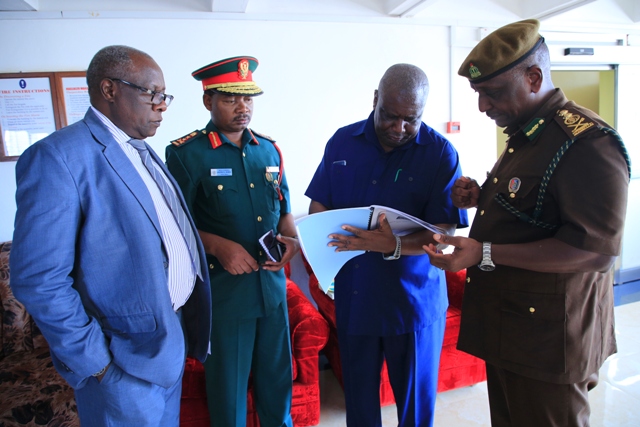 WAZIRI LUGOLA AWAONGOZA WATENDAJI WAKUU WA WIZARA YAKE KIKAO CHA KAMATI YA BUNGE YA MAMBO YA NJE, ULINZI NA USALAMA
