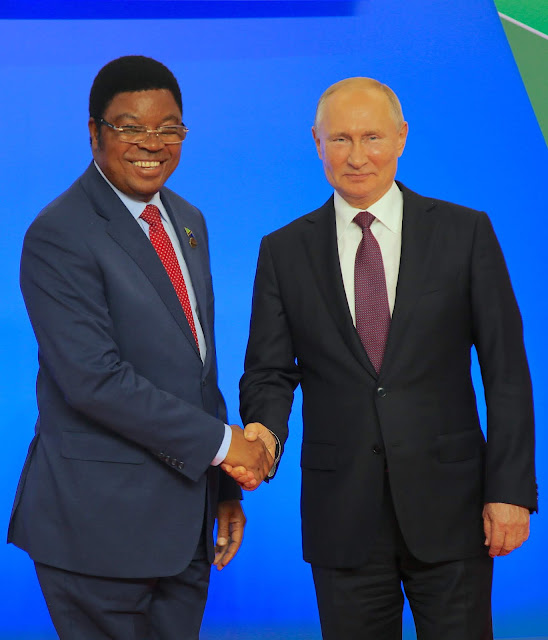 WAZIRI MKUU KASSIM MAJALIWA ASALIMIANA NA RAIS WA URUSI VLADIMIR PUTIN