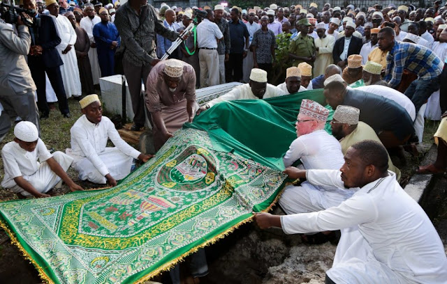 Waziri Mkuu aongoza mamia ya wakazi wa Jiji la Dar es Salaam, mazishi ya Mfanyabiashara na Mwanazuoni maarufu, Alhajj Aziz Masanga (Zingizi),