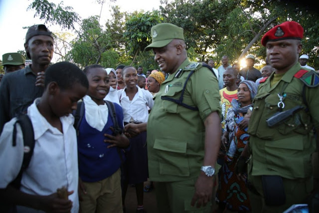 KAMISHNA WA OPERESHENI NA MAFUNZO YA JESHI LA POLISI, CP LIBERATUS SABAS AFANYA MKUTANO WA KUWASHUKURU WANANCHI