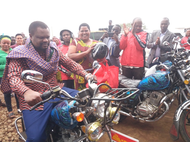 MNYETI AWAKABIDHI PIKIPIKI WATENDAJI KATA BABATI MJINI