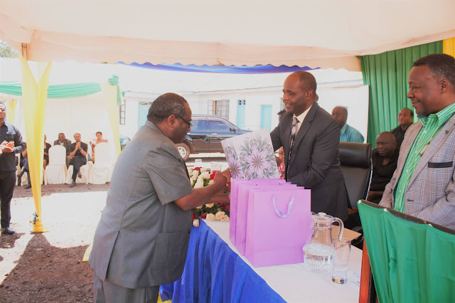 MUWSA WAMUOMBA WAZIRI WA MAJI ,PROF MAKAME MBARAWA KUSAIDIA KUKUSANYA MADENI YA MAJI KWA TAASISI ZA SERIKALI .