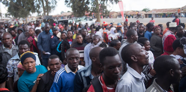 TCRA ya Mnada kwa Mnada yawafikia wakazi wa Makambako katika utoaji wa Elimu ya Usajili wa laini kwa kutumia alama za vidole.