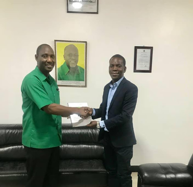 KATIBU MKUU WA CCM APOKEA TAARIFA YA MAONI NA MAPENDEKEZO YA WANACHAMA WA TAWI LA CCM CHINA