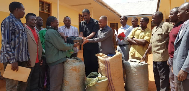 DC NDEJEMBI AGAWA MICHE LAKI NNE YA KOROSHO KWA WAKULIMA