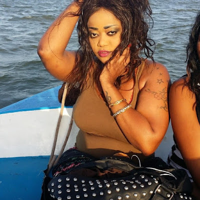 MSANII RAY C ALITUMBUKIA KWENYE DAWA ZA KULEVYA, AKAJINASUA.