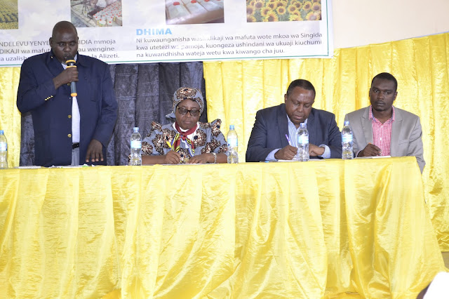 TANTRADE, SISUPA WAKUTANA KUJADILI TIJA YA UZALISHAJI WA ZAO LA ALIZETI SINGIDA.