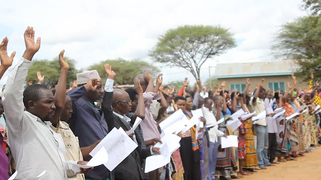 WENYEVITI WAPYA WA VIJIJI NA VITONGOJI JIMBO LA KISESA MKOA WA SIMIYU WAAPISHWA, MBUNGE MH. LUHAGA MPINA AWATAKA WAKATAMBUE MAHITAJI YA WANANCHI, KUTANGAZA MAFANIKIO YA RAIS DK. JOHN POMBE MAGUFULI