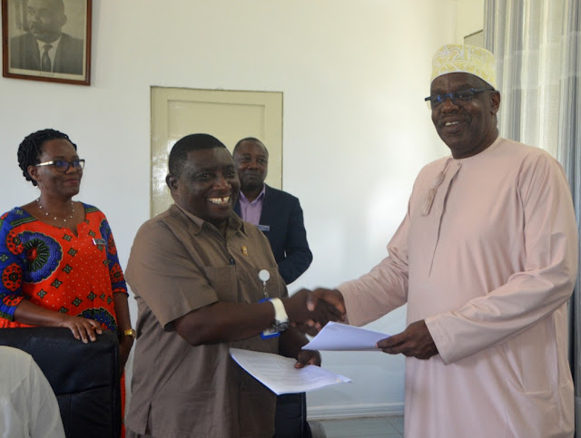 WIZARA YA AFYA YATILIANA SAINI MKATABA UNUNUZI WA DAWA NA BOHARI KUU YA DAWA MSD ZANZIBAR.